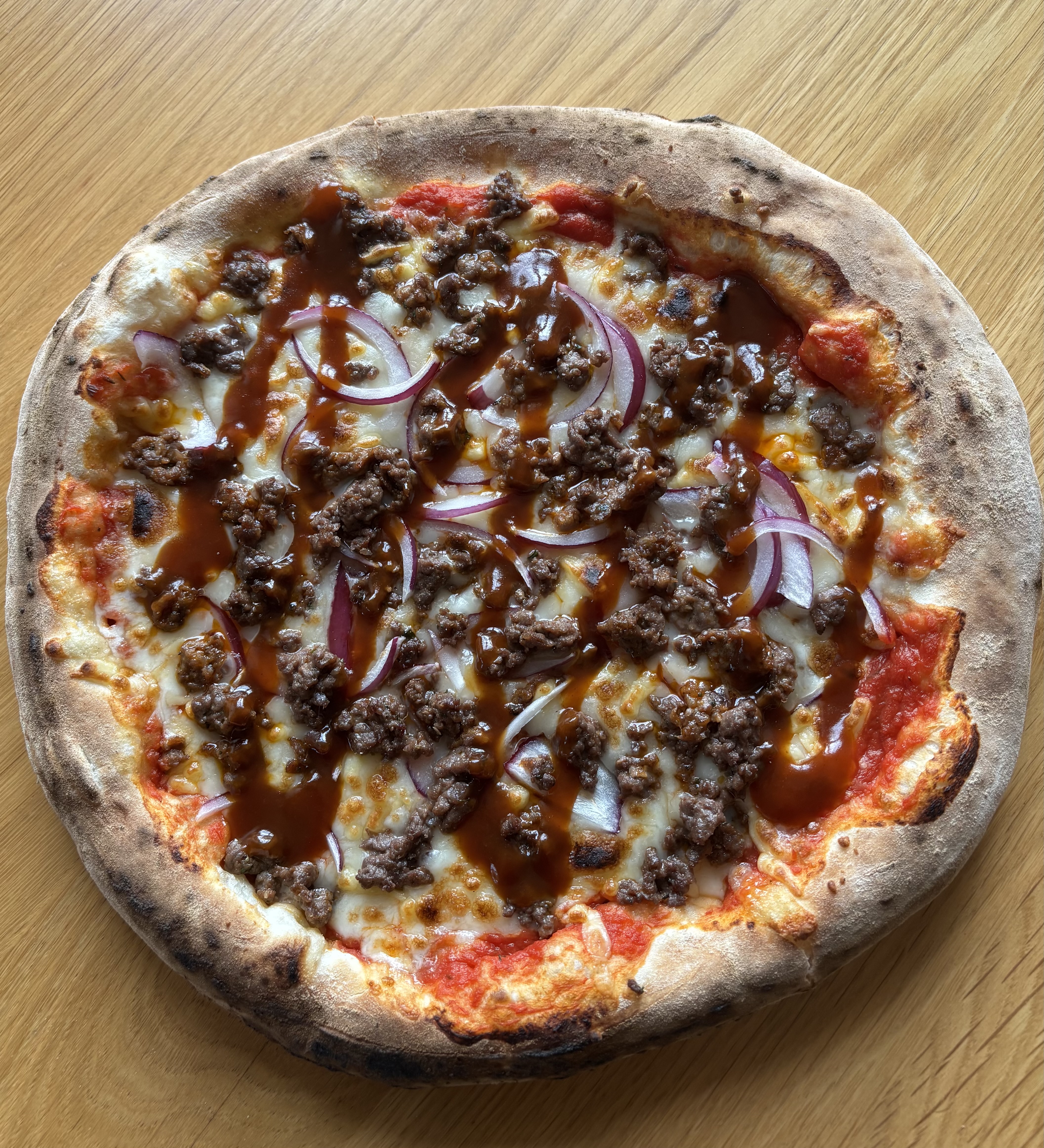 Pizza Texane — viande hachée, oignons rouges, sauce barbecue fumée